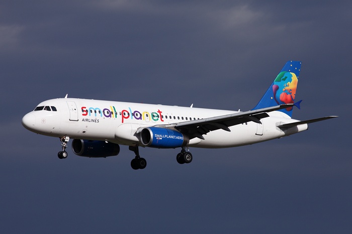 Airbus A320-233, Small Planet Airlines Polska, registrace SP-HAC