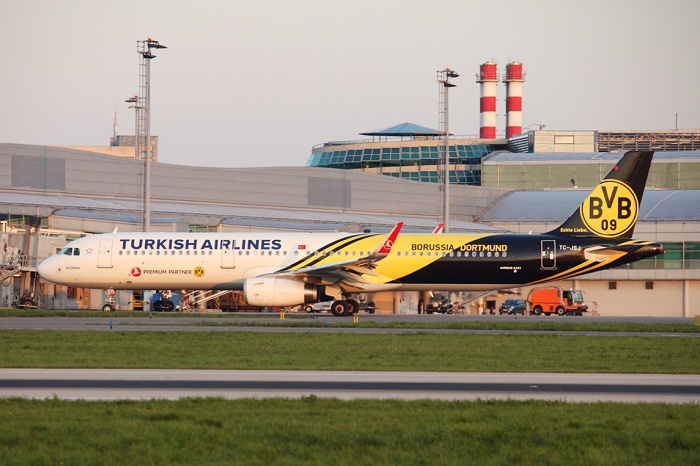 Airbus A321-231, Turkish Airlines, registrace TC-JSJ (Borusia Dortmund logojet)
